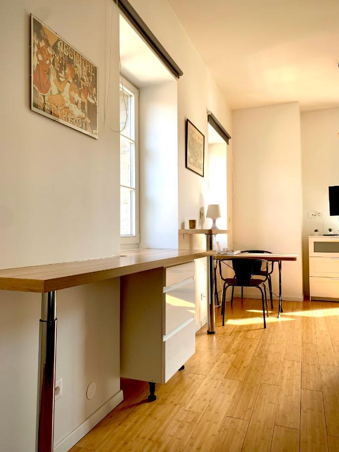 Les Fabuleux Appartements Du Coeur De Ville - Place Victor Hugo Безансон Екстериор снимка
