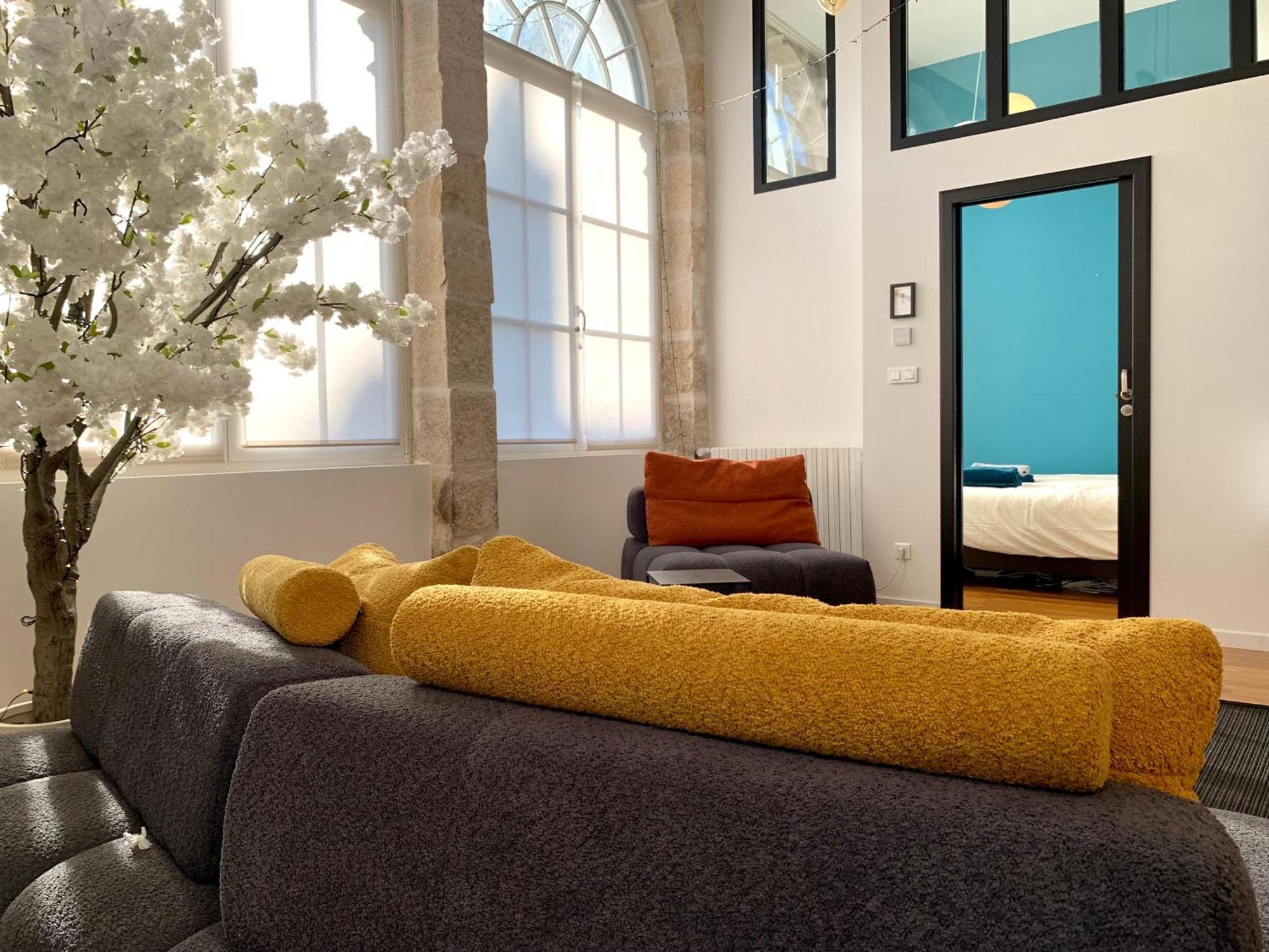Les Fabuleux Appartements Du Coeur De Ville - Place Victor Hugo Безансон Екстериор снимка